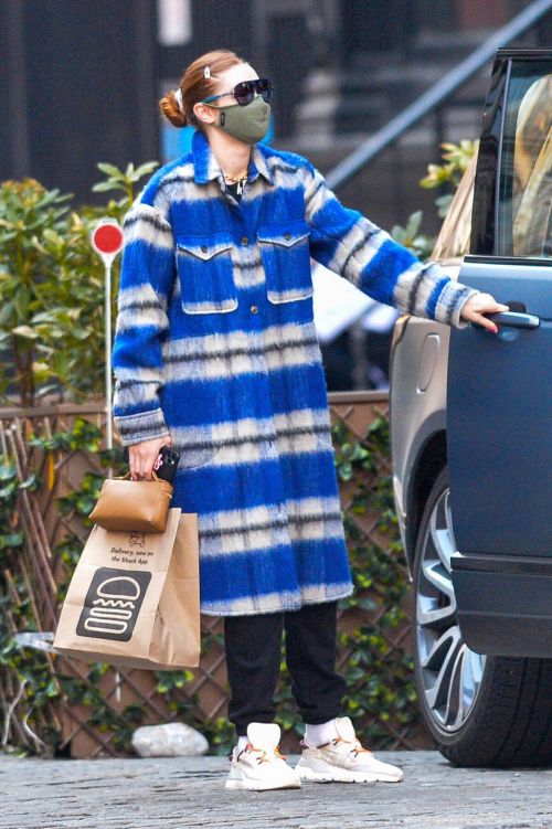Gigi Hadid in Long Overcoat Leaving Shake Shack in New York 03/11/2021 1