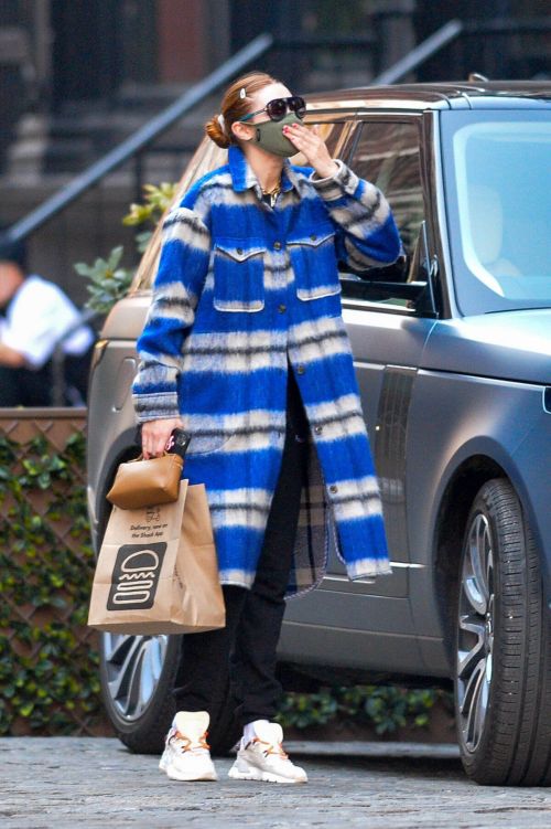 Gigi Hadid in Long Overcoat Leaving Shake Shack in New York 03/11/2021 5