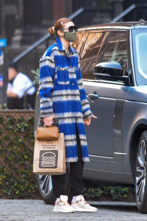 Gigi Hadid in Long Overcoat Leaving Shake Shack in New York 03/11/2021 6