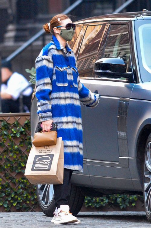 Gigi Hadid in Long Overcoat Leaving Shake Shack in New York 03/11/2021 3