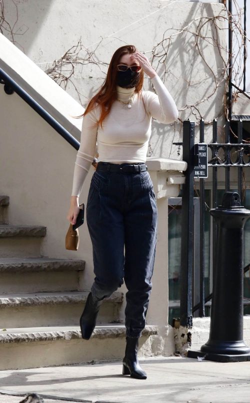 Gigi Hadid Looks Effortlessly Chic during Day Out in New York 03/12/2021 4