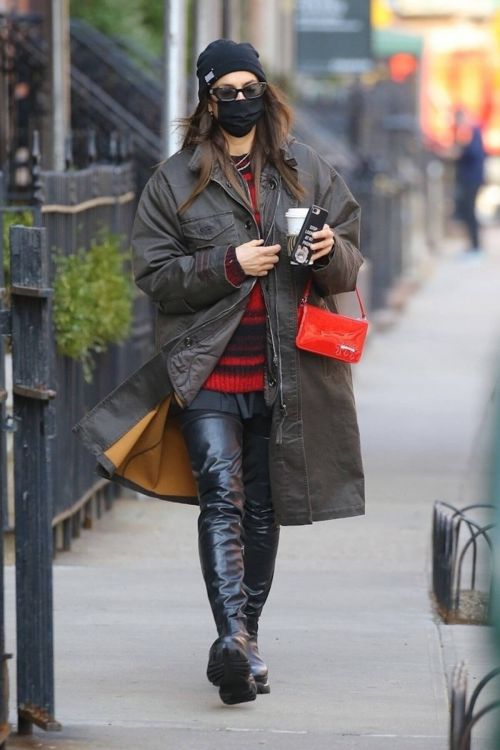 Irina Shayk Wearing Mask as She Steps Out in New York 03/10/2021 1