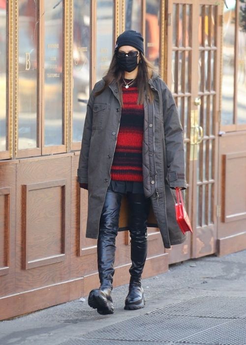 Irina Shayk Wearing Mask as She Steps Out in New York 03/10/2021 5