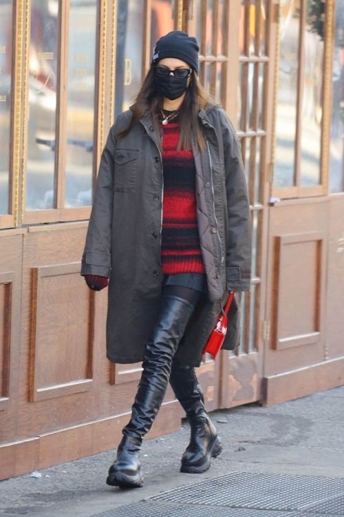 Irina Shayk Wearing Mask as She Steps Out in New York 03/10/2021 3