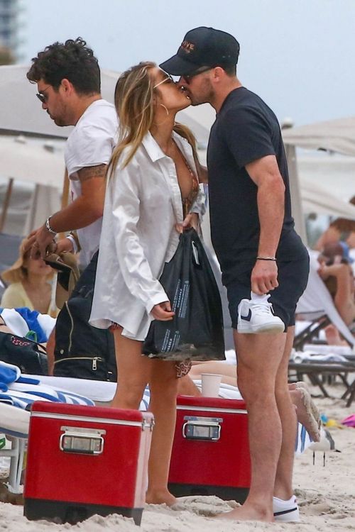 Jean Watts in bikini enjoys with her friend on the Beach in Miami 02/24/2021