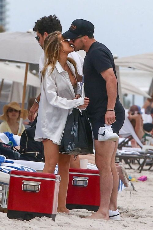 Jean Watts in bikini enjoys with her friend on the Beach in Miami 02/24/2021 1