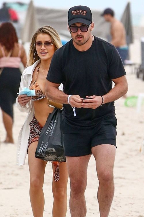 Jean Watts in bikini enjoys with her friend on the Beach in Miami 02/24/2021 5
