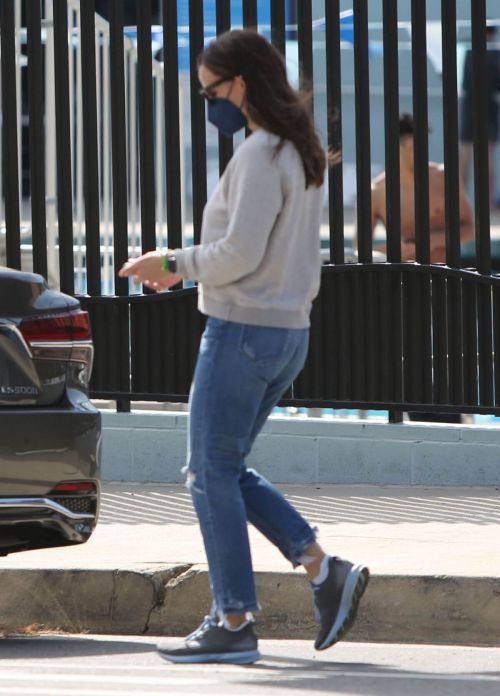Jennifer Garner in Ripped Denim Out and About in Pacific Palisades 03/24/2021 3