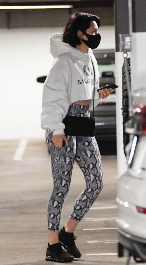 Jessie J in Hoodie and Tights Arrives at a Gym in Los Angeles 03/12/2021