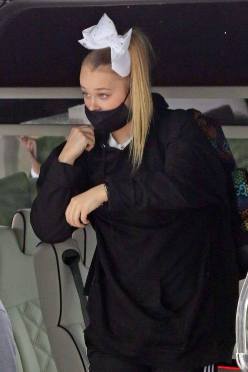 JoJo Siwa in Hoodie Arrives at Airport in Vancouver 03/20/2021 1