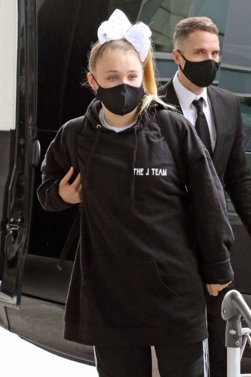 JoJo Siwa in Hoodie Arrives at Airport in Vancouver 03/20/2021 3