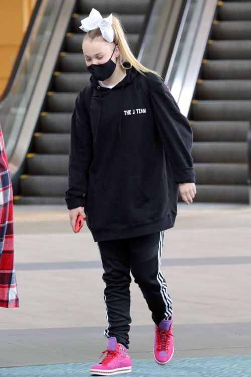 JoJo Siwa in Hoodie Arrives at Airport in Vancouver 03/20/2021 4