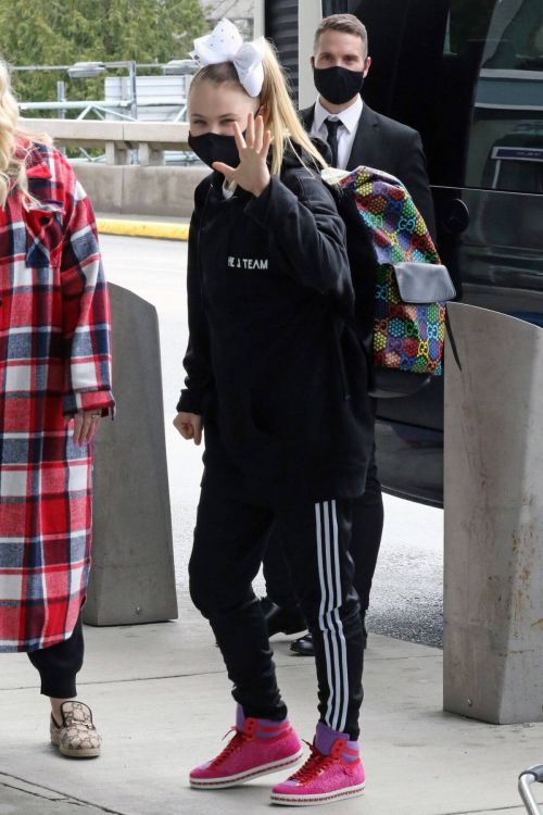 JoJo Siwa in Hoodie Arrives at Airport in Vancouver 03/20/2021 5