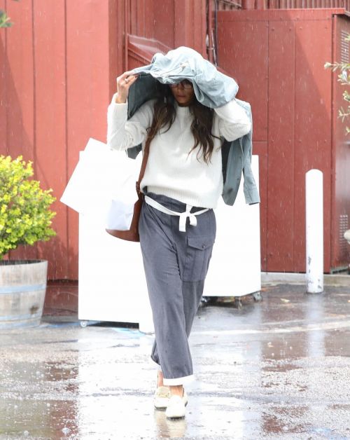 Jordana Brewster in Comfy Outfit Out For Shopping in Brentwood 03/10/2021 2
