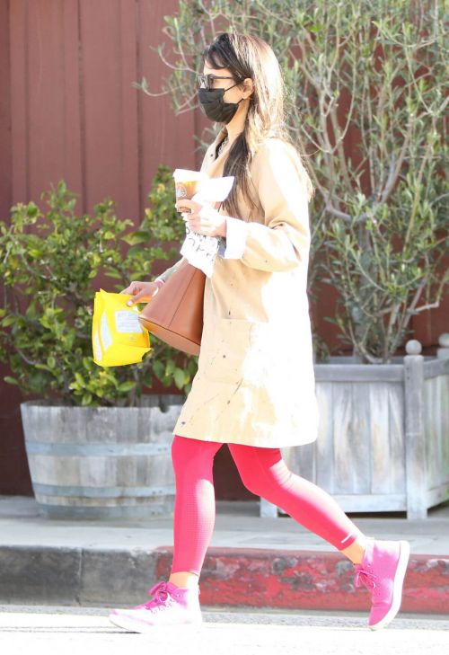 Jordana Brewster Seen at Brentwood Country Mart 03/24/2021 3