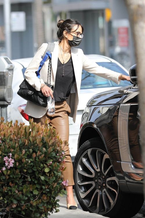Jordana Brewster Spotted during Shopping on Rodeo Dr. in Beverly Hills 03/14/2021 3