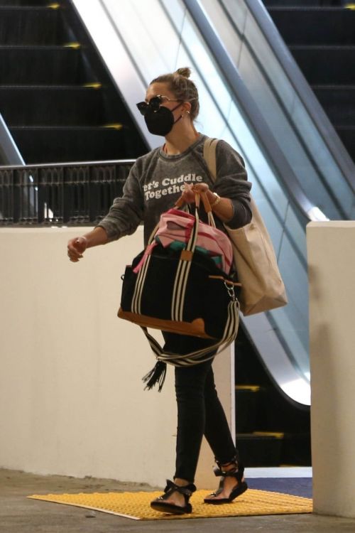 Kate Hudson Seen in Pacific Palisades 03/11/2021 1
