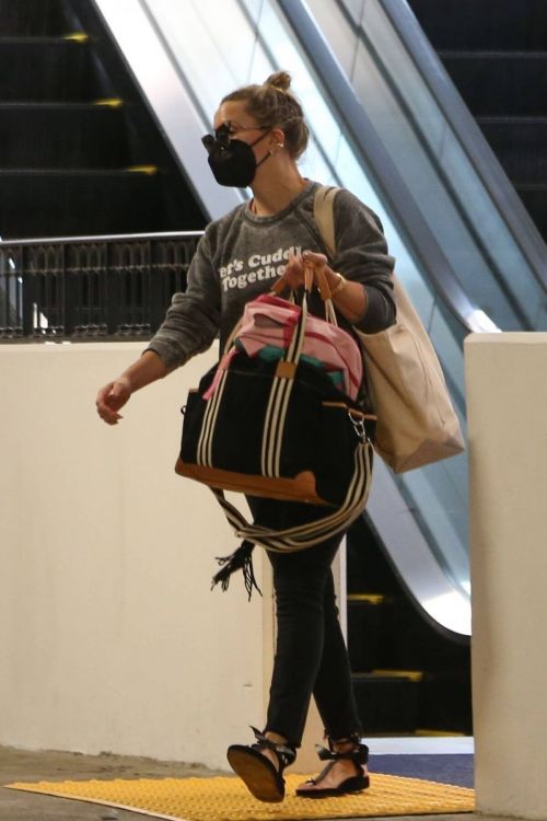 Kate Hudson Seen in Pacific Palisades 03/11/2021 3