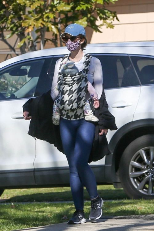 Katherine Schwarzenegger Steps Out in Santa Monica 03/24/2021 5
