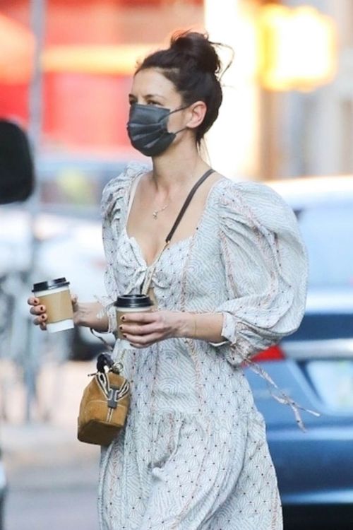 Katie Holmes in Bohemian Dress Having Coffee in New York 03/10/2021 1