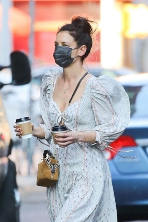 Katie Holmes in Bohemian Dress Having Coffee in New York 03/10/2021 2