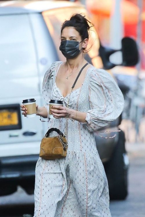 Katie Holmes in Bohemian Dress Having Coffee in New York 03/10/2021 5