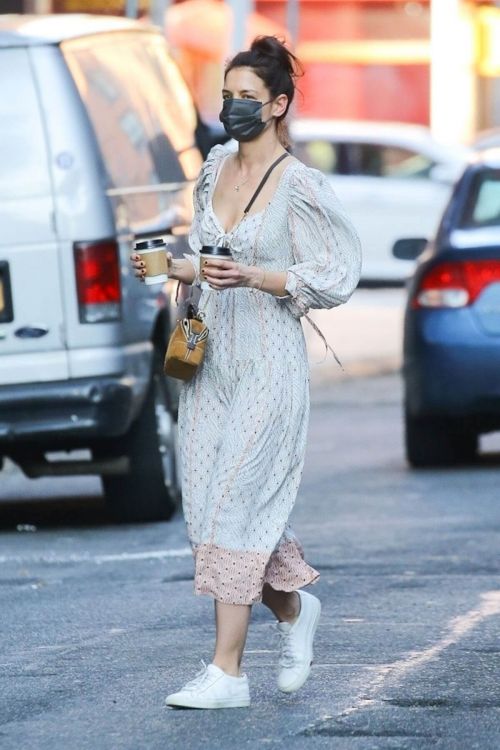 Katie Holmes in Bohemian Dress Having Coffee in New York 03/10/2021 4