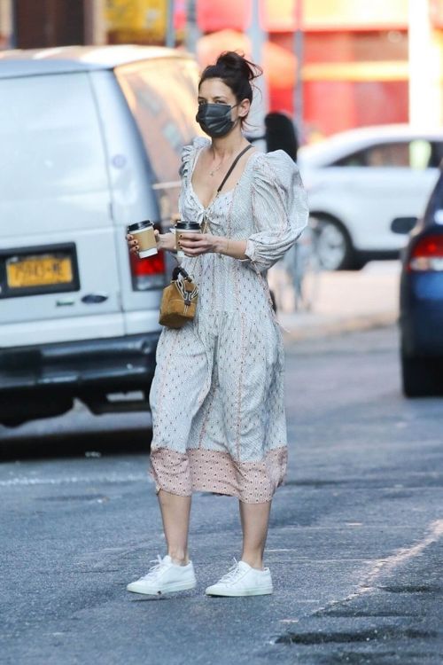 Katie Holmes in Bohemian Dress Having Coffee in New York 03/10/2021 2