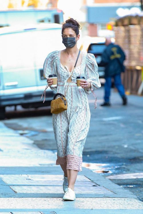 Katie Holmes in Bohemian Dress Having Coffee in New York 03/10/2021 6