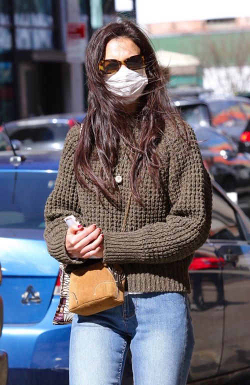 Katie Holmes Steps Out For Shopping in New York 03/14/2021 5