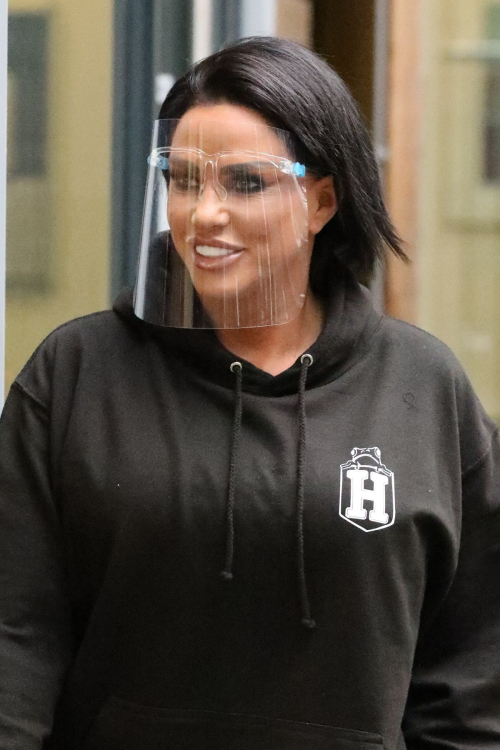 Katie Price Steps Out from Hair Salon in Leeds 03/10/2021 6