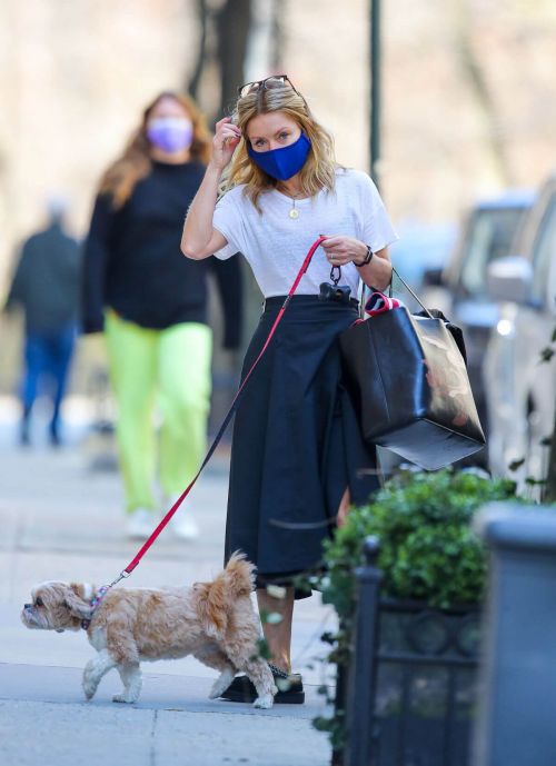 Kelly Ripa Day Out with Her Dog in New York 03/13/2021 4