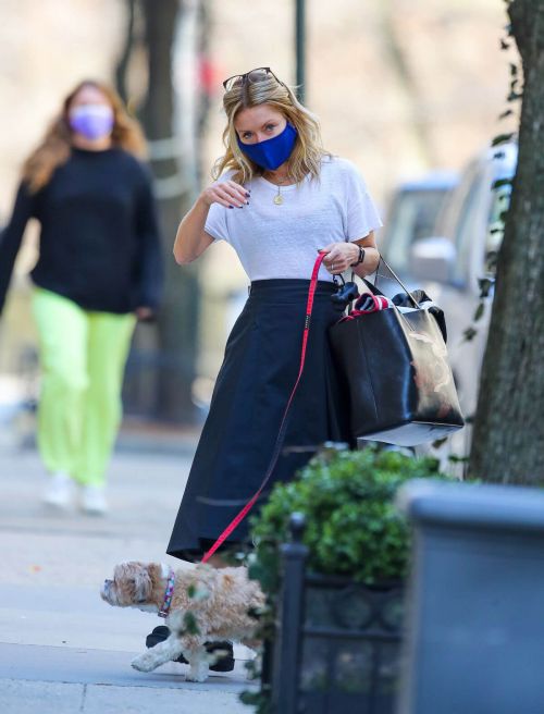 Kelly Ripa Day Out with Her Dog in New York 03/13/2021 8