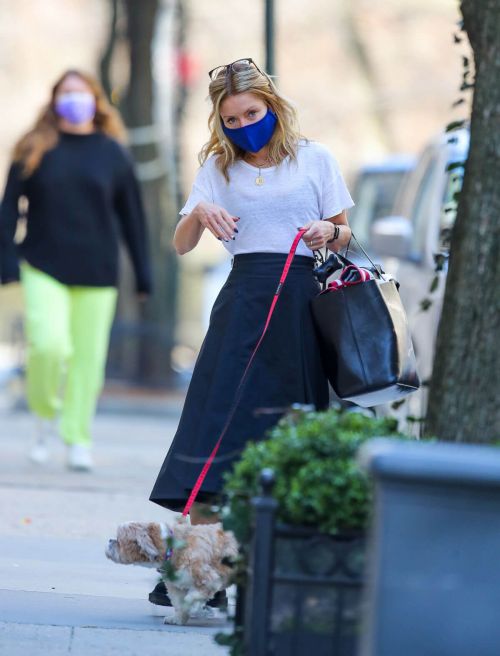 Kelly Ripa Day Out with Her Dog in New York 03/13/2021 3