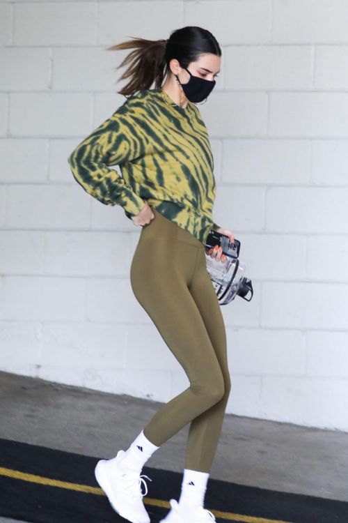 Kendall Jenner Display Her Figure in Olive Green Outfit as She Leaves a Gym in Beverly Hills 03/10/2021 1