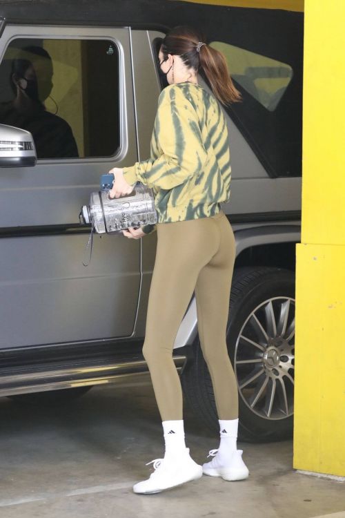 Kendall Jenner Display Her Figure in Olive Green Outfit as She Leaves a Gym in Beverly Hills 03/10/2021 4