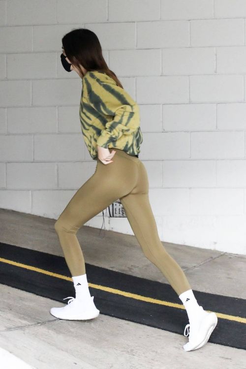 Kendall Jenner Display Her Figure in Olive Green Outfit as She Leaves a Gym in Beverly Hills 03/10/2021 5
