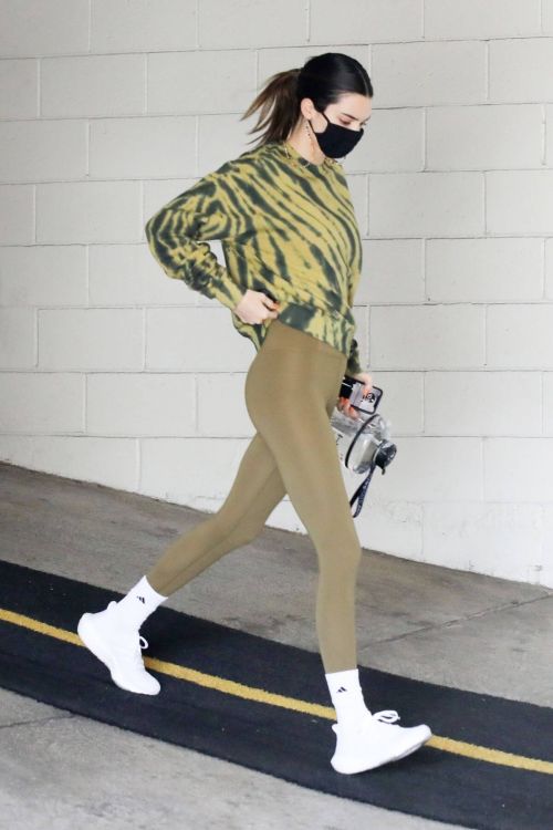 Kendall Jenner Display Her Figure in Olive Green Outfit as She Leaves a Gym in Beverly Hills 03/10/2021 2