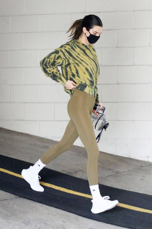 Kendall Jenner Display Her Figure in Olive Green Outfit as She Leaves a Gym in Beverly Hills 03/10/2021 6