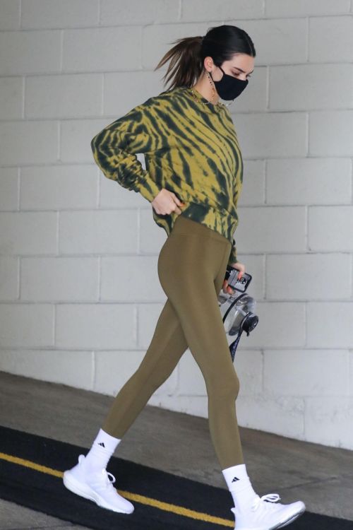 Kendall Jenner Display Her Figure in Olive Green Outfit as She Leaves a Gym in Beverly Hills 03/10/2021 8