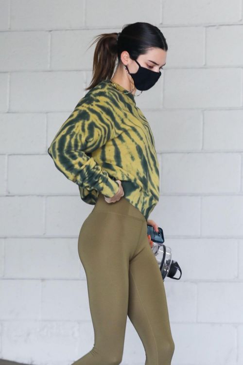Kendall Jenner Display Her Figure in Olive Green Outfit as She Leaves a Gym in Beverly Hills 03/10/2021 9