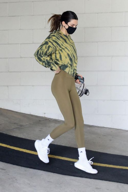 Kendall Jenner Display Her Figure in Olive Green Outfit as She Leaves a Gym in Beverly Hills 03/10/2021 10