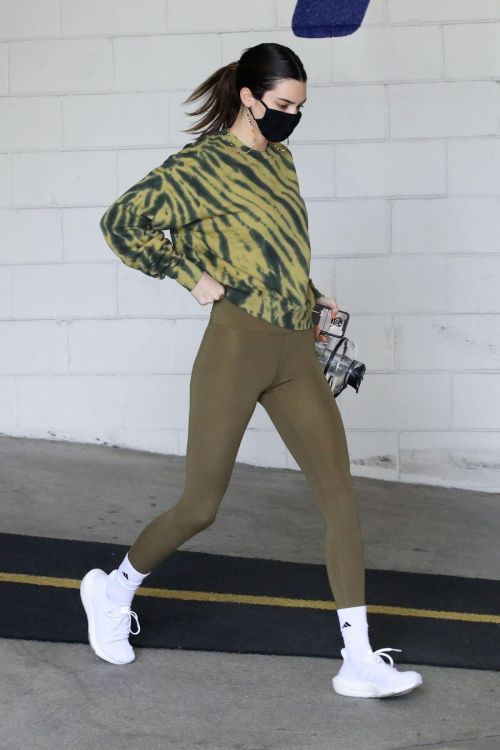 Kendall Jenner Display Her Figure in Olive Green Outfit as She Leaves a Gym in Beverly Hills 03/10/2021 11