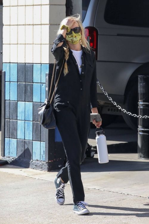 Kimberly Stewart Day Out in Los Angeles 03/24/2021 4