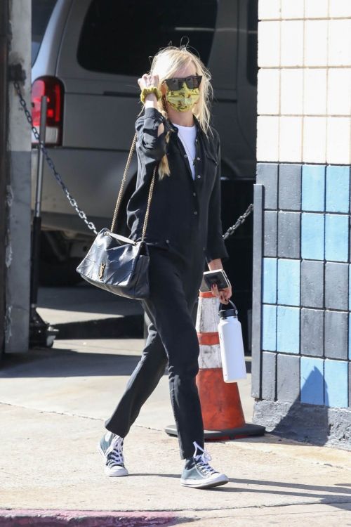 Kimberly Stewart Day Out in Los Angeles 03/24/2021 5