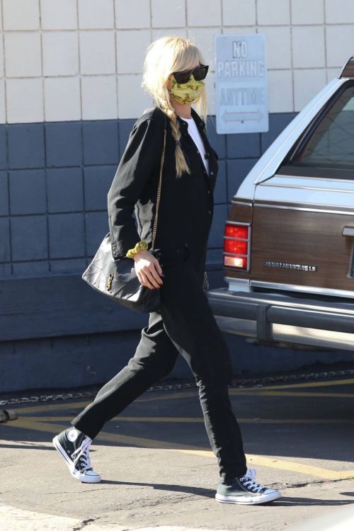 Kimberly Stewart Day Out in Los Angeles 03/24/2021 3