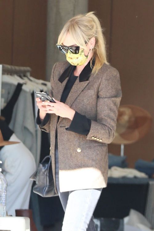 Kimberly Stewart Seen at Switch Boutique as She Steps Out for Shopping in Bel-Air 03/08/2021 2