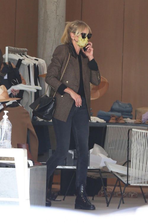 Kimberly Stewart Seen at Switch Boutique as She Steps Out for Shopping in Bel-Air 03/08/2021 4