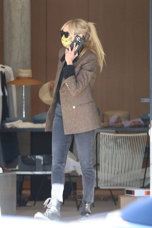 Kimberly Stewart Seen at Switch Boutique as She Steps Out for Shopping in Bel-Air 03/08/2021 5