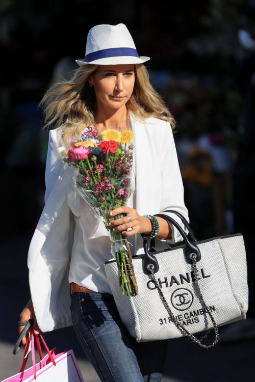 Lady Victoria Hervey is Shopping for Flowers at Bristol Farms 03/23/2021 4